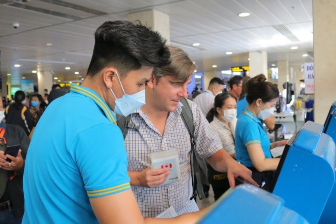 乘客在内牌机场办理登机手续。（图：明英）