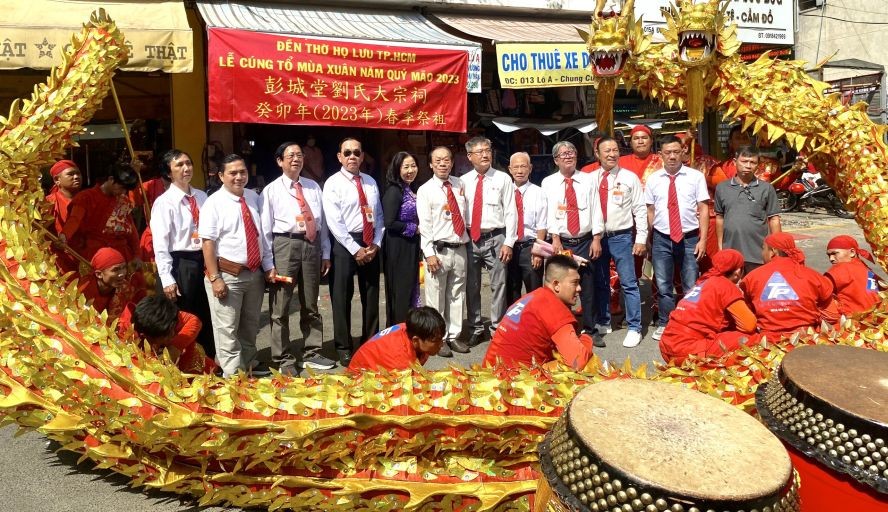 刘氏大宗祠理监事同仁合照留念。