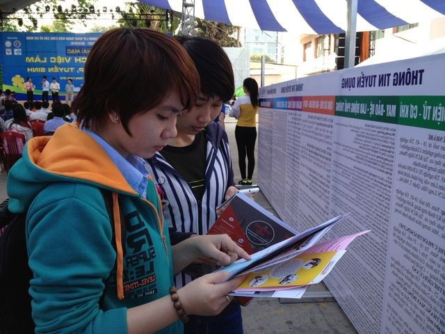 春节过后，劳工前来就业介绍中心寻找工作。