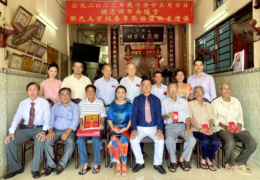 理事长邓栢荣夫妇（前排右四、五）、各位理监事与宗长们留影。