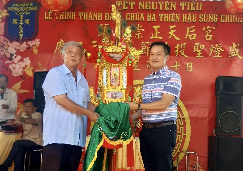 陈昶霖先生（右）以8980万元胜投《关圣帝君宝灯》。