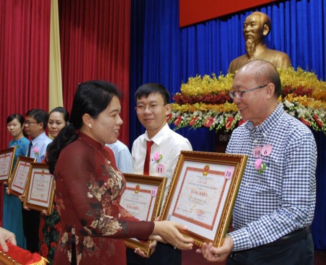 华人企业家、国际烘焙师高肇力代表亚洲饼家(ABC Bakery)接受市领导颁发市人委会主席奖状。