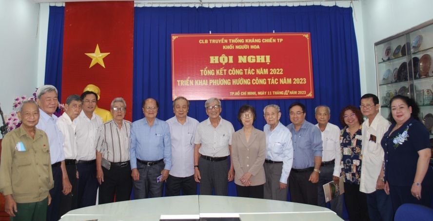 诸位嘉宾和市华人抗战传统俱乐部执委会和会员合照留念。