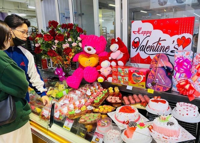消费者在选购情人节甜蜜礼物。（图：小松）