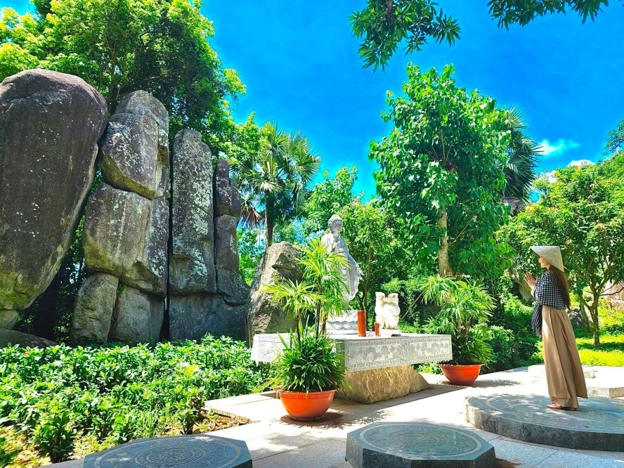 禁山脚下安好太阳能发电厂的佛手石。