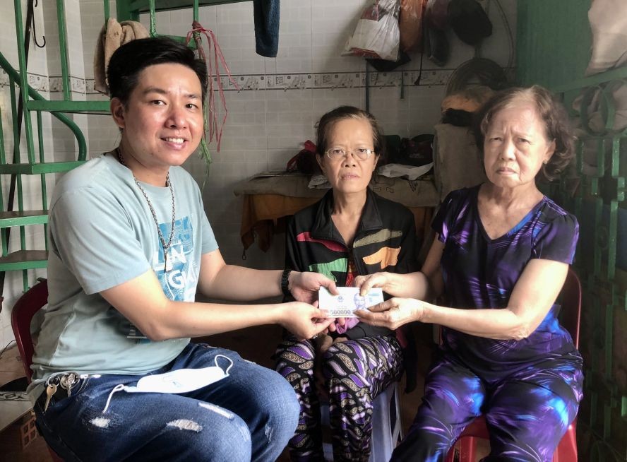 本报社会慈善工作组代表曾广健（左）把善款转交给郑惠卿（右）和郑婉卿俩姊妹。