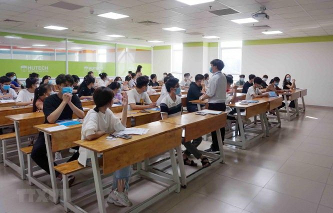 学生参加市国立大学的能力评估考试。（图：越通社）