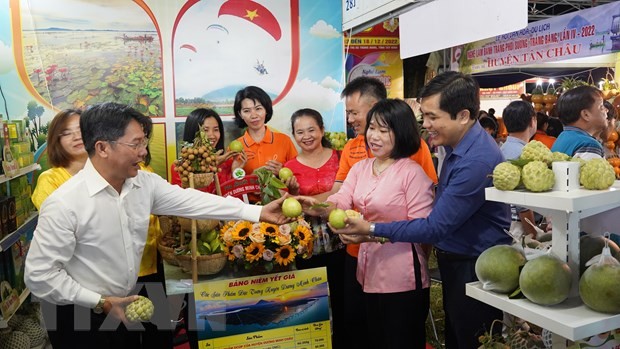 在展鹏晒露薄饼节展售各种水果。