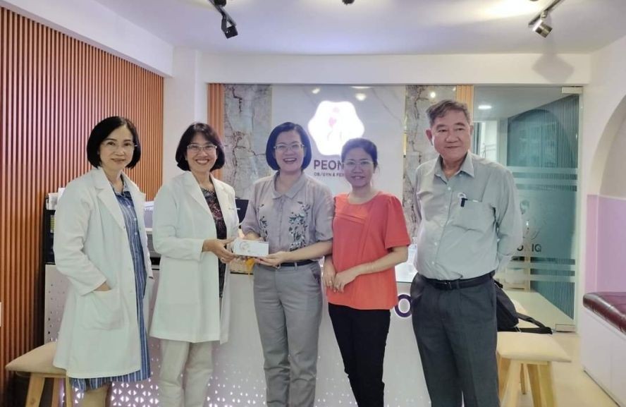 第十一郡妇联会主席段氏清水(右三)向配合单位表示感谢。