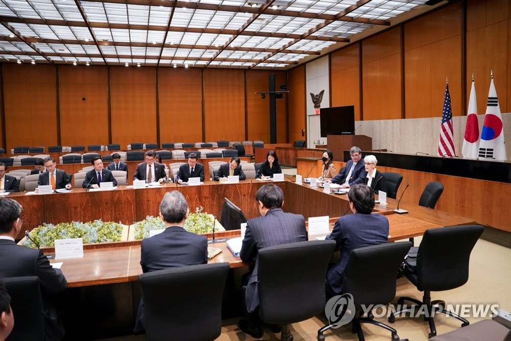 当地时间2月13日，韩美日副外长级会谈在美国华盛顿特区举行，韩国外交部第一次官（副部长）赵贤东、美国副国务卿温迪·舍曼和日本外务省事务次官森健良与会。（图：韩联社）