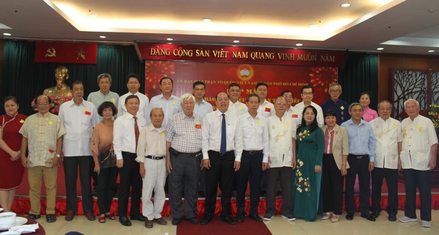 市领导与各少数民族同胞代表合照。