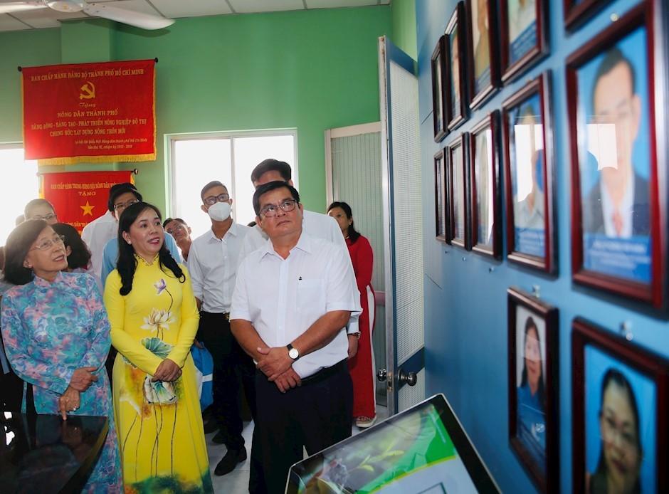 与会代表参观市农民协会传统室。（图：市党部新闻网）