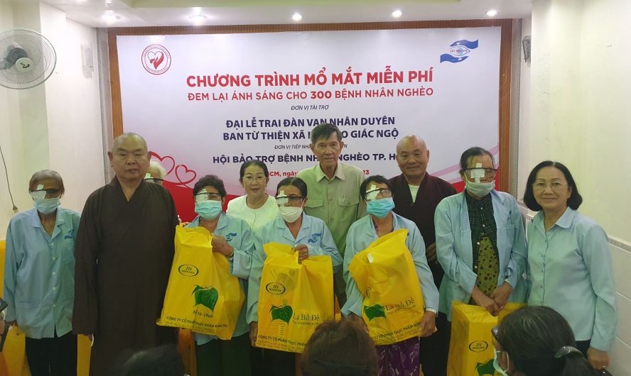 手术后的病人得到本市领导及释慧功和尚、释镇静和尚赠送礼物。