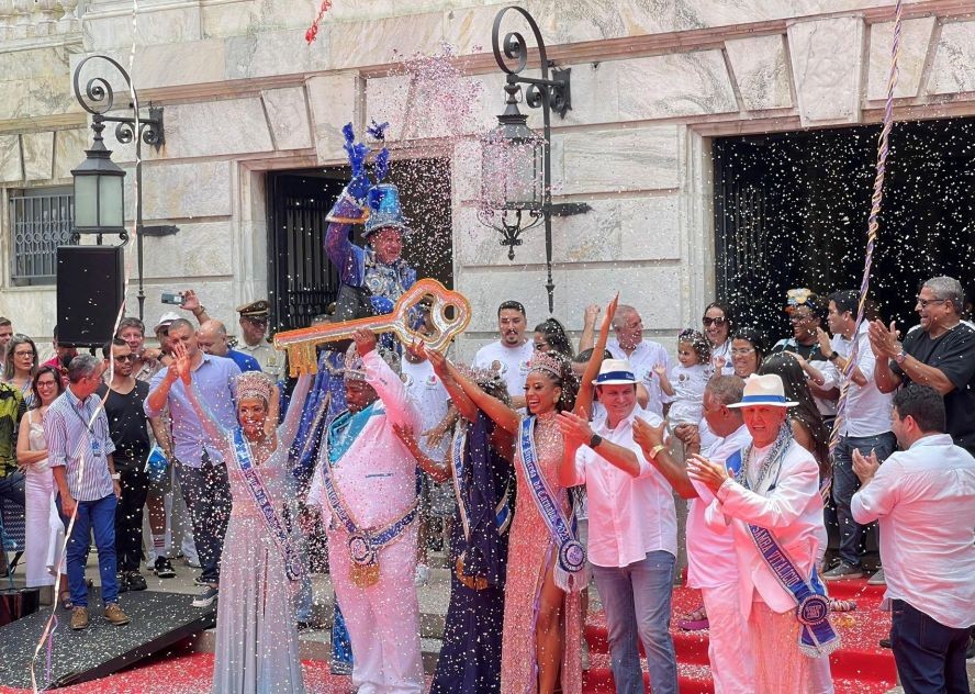 巴西里约热内卢市长帕埃斯17日在市长宫将一把象征城市管理权的金钥匙交给“狂欢节国王”，标志着2023年里约狂欢节正式拉开帷幕。（图：互联网）