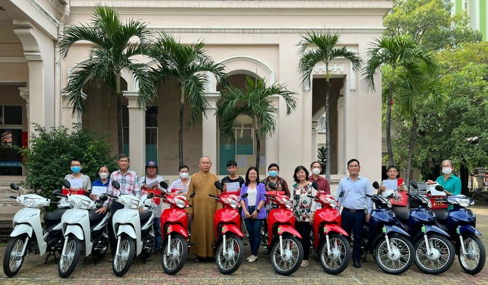 壬寅年“万人缘祈安普度大法会”赞助报社2亿2500万元，为10个贫困户赠送机动车及新年礼物。