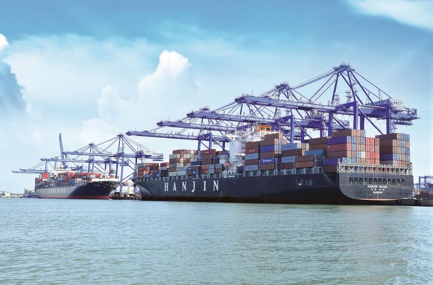 货轮在丐密-氏槐港口装卸集装箱。（图：VNE）