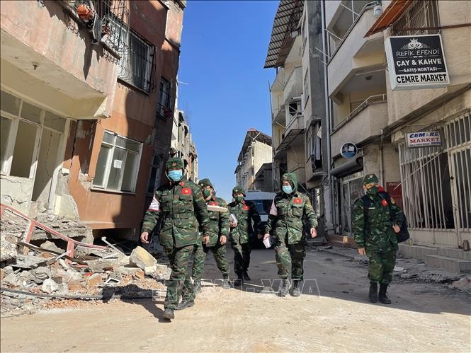 越南人民军救援力量在土耳其哈塔伊省安塔基亚寻找遇难者。（图：越通社）