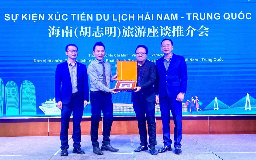 林芳浚代表向本市旅游厅赠送纪念品。