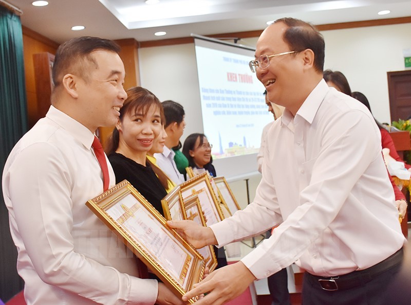 市委副书记阮胡海向各集体颁发奖状。