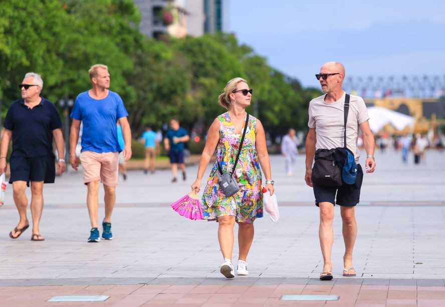 国际游客徒步观光本市中心。（图：日盛）