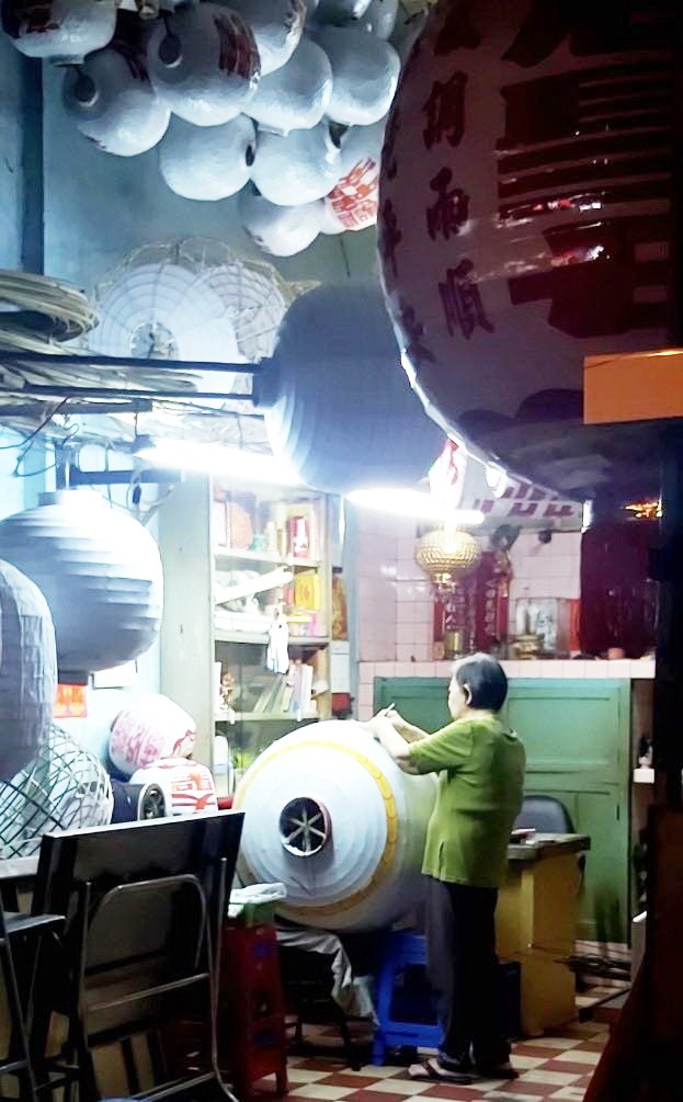 不管昼夜，刘笑珍女士为保存民族传统文化而默默耕耘。 （刘金钟摄）