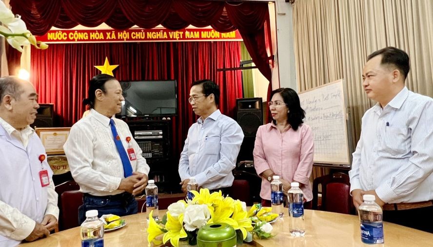 第五郡领导探访郡东医会