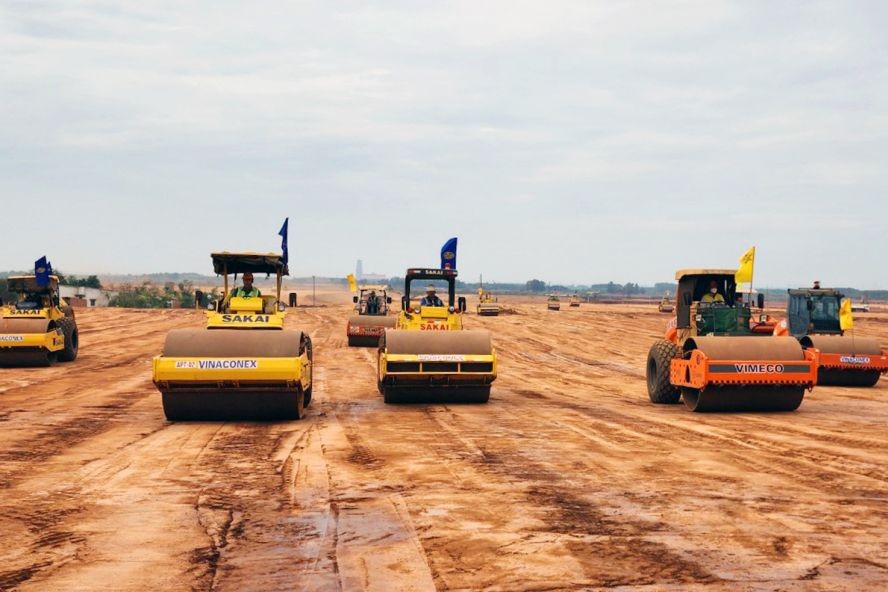 施工单位平整隆城机场项目的场地。（图：H.M）