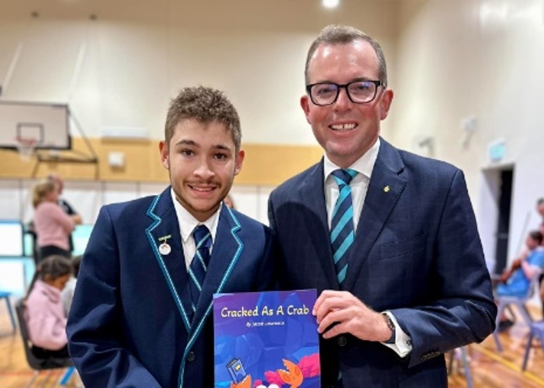 劳伦斯(左)与马歇尔合照。（图：互联网）