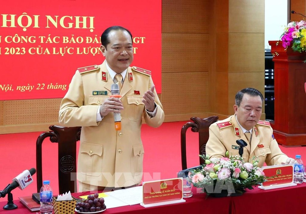 公安部交通警察局副局长黎春德少将（站）在会议上发言。（图：越通社）