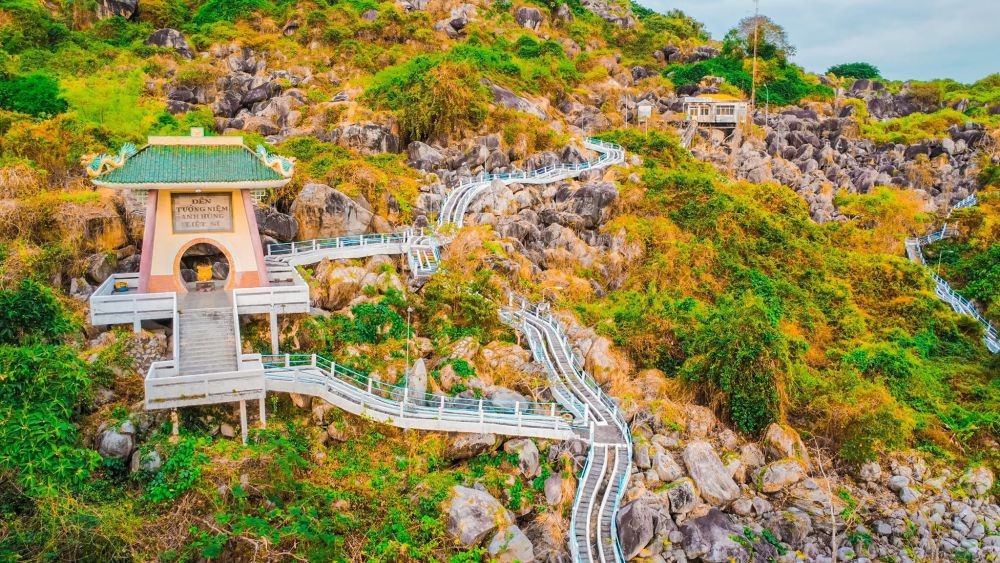 德裕成为民族解放战争的果敢、热爱祖国的象征、也是多少英雄在此捐躯的神圣山丘。