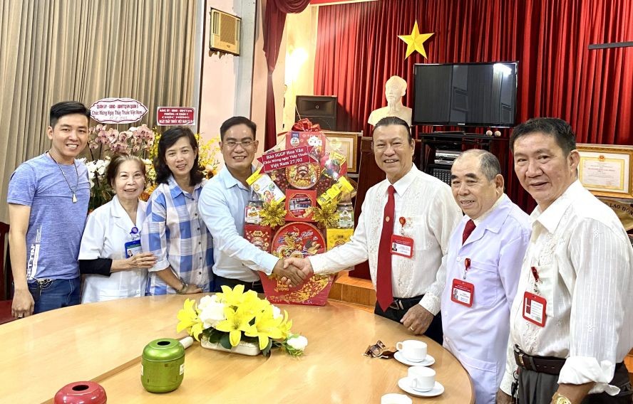 文忠孝编委（左四）向第五郡东医会赠送礼物祝贺。