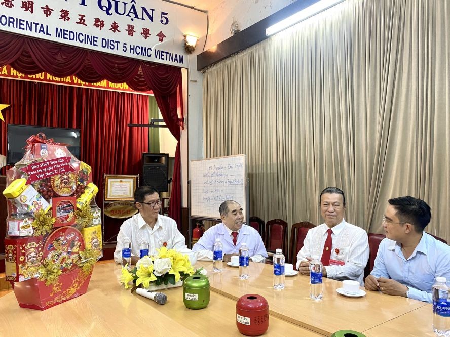 文忠孝编委（右一）与东医会领导亲切交谈。