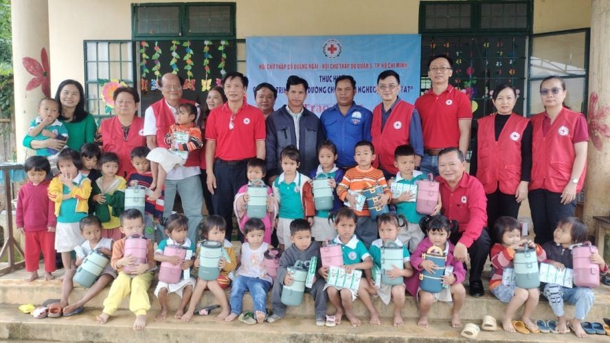 向广义省山区特困少儿送奶品