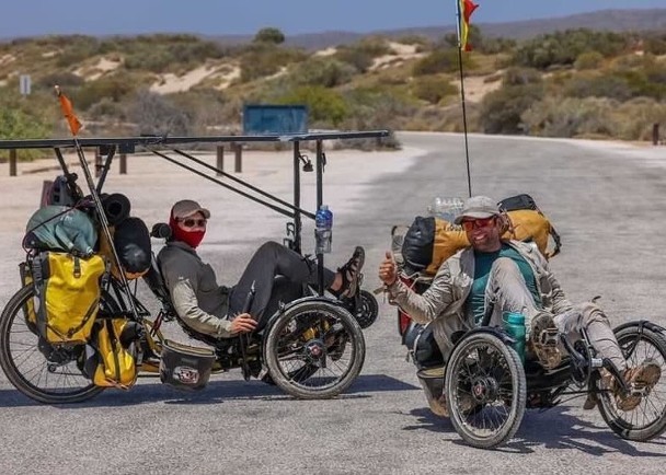 帕尔蒂诺（右）和女伴雷佩德（左）。（图：互联网）