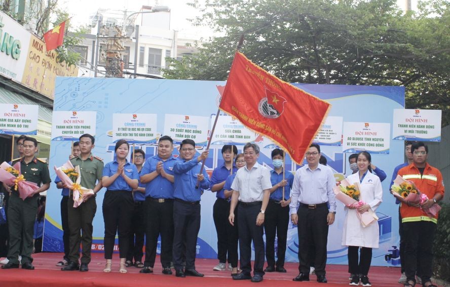 第五郡共青团郡委发起《青年月》活动。