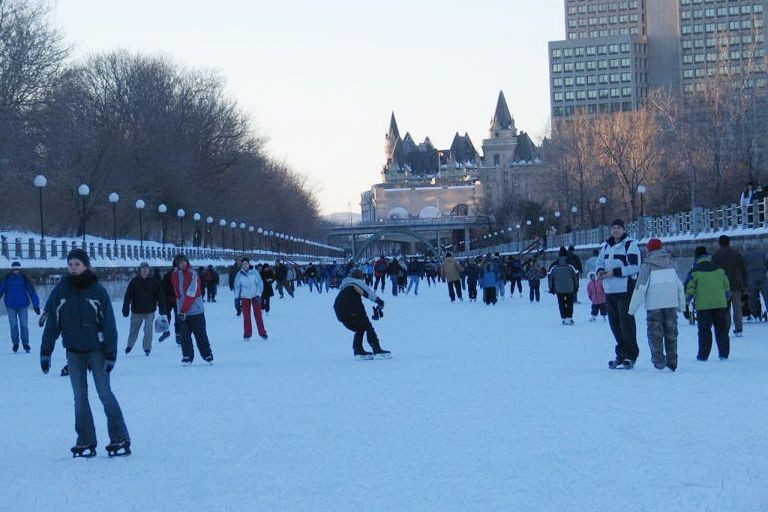 世界最长天然溜冰场首次关闭。图为2004年2月19日，在加拿大首都渥太华，当地居民在成为一条长达8公里滑冰道的里多运河上尽情享受滑冰的乐趣。（图：新华社）