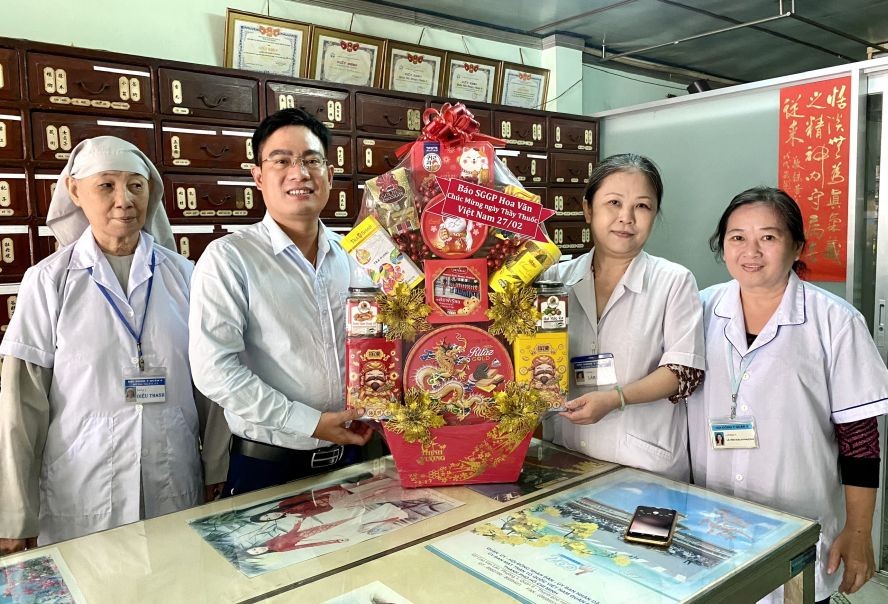 本报编委文忠孝（左二）向第六郡东医会赠送礼物祝贺。