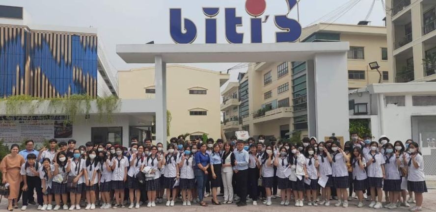 中学生参观平仙公司生产线