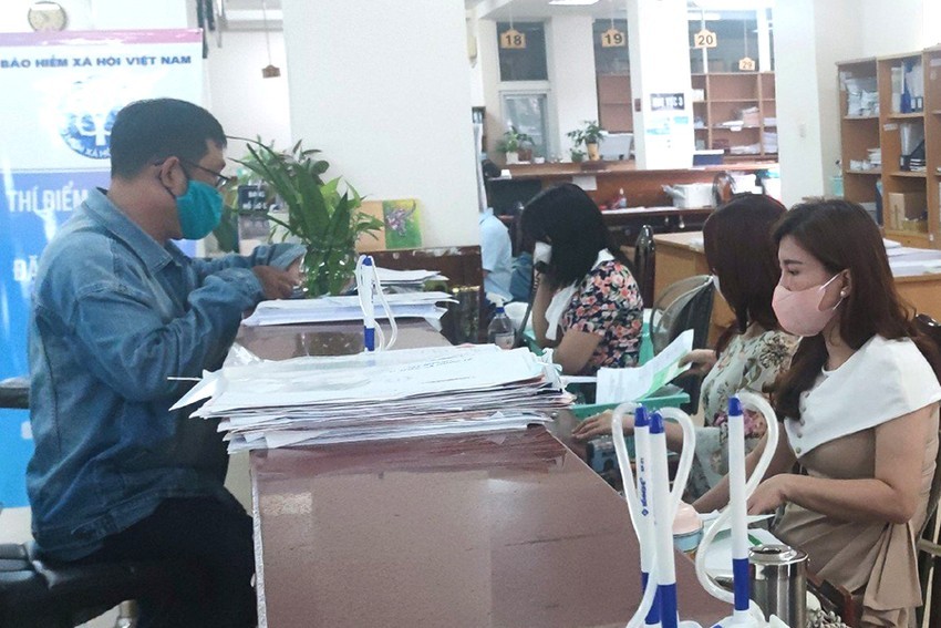 民众到市社保机关办理社保手续。