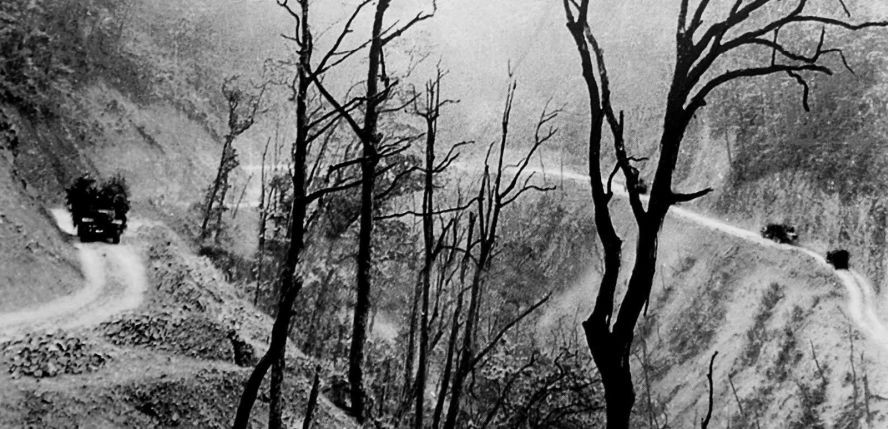 童仕原中将担任长山部队司令期间(1967至1975年)是战争最激烈阶段。各条小道、胡志明路已发展成为大规模运输军粮、武器支援南方战场的主干线。 童仕原中将担任长山部队司令期间(1967至1975年)是战争最激烈阶段。各条小道、胡志明路已发展成为大规模运输军粮、武器支援南方战场的主干线。