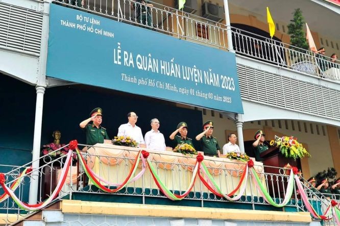 市领导与军队领导出席仪式。（图：陈燕）