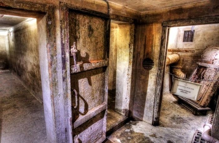 引领游客进入时光隧道