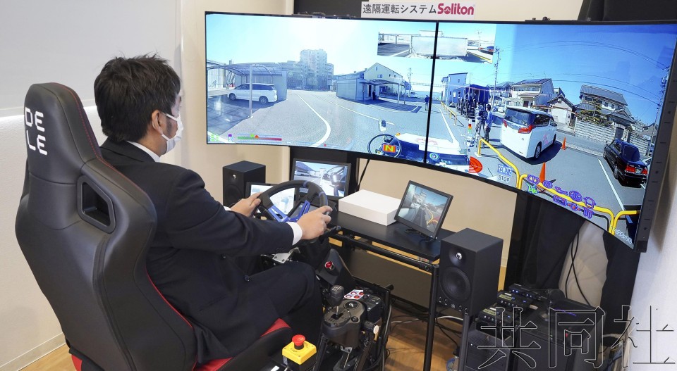 日航进行计划在中部机场实际使用的货物牵引车远程操控试验。（图：共同社）