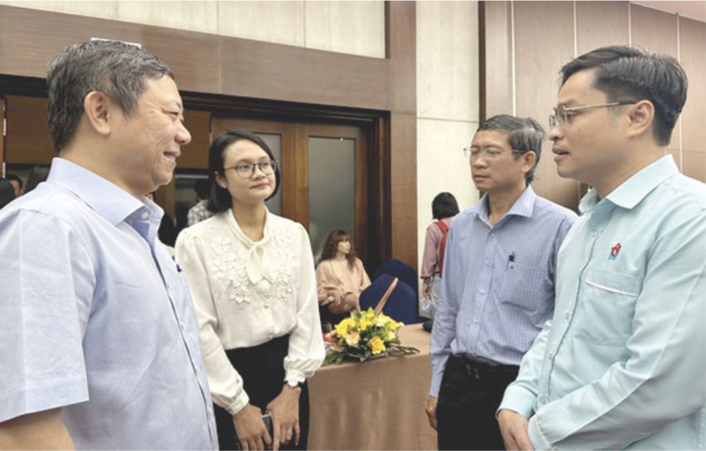 市人委会副主席杨英德与各代表交谈。