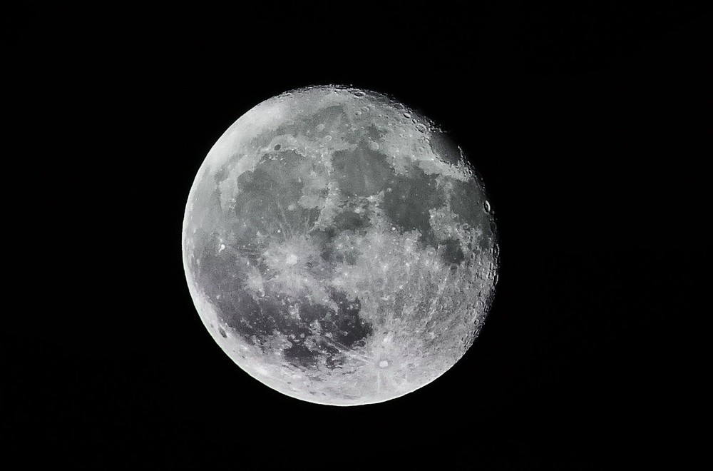 月球南极地区被认为蕴藏重要资源：水冰。