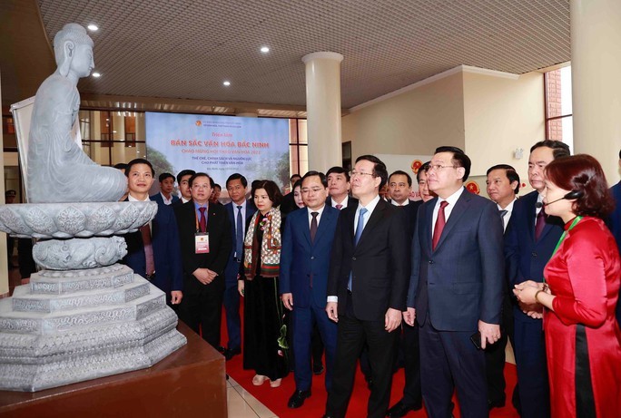 代表们在主题为“文化发展的体制、政策和资源”的2022年文化研讨会期间参观“北宁文化特色”展览。