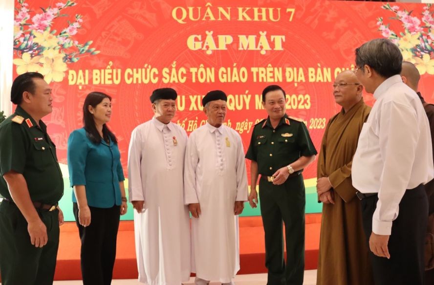 第七军区司令部领导与各宗教神职人士交流。（图：人民代表官网）