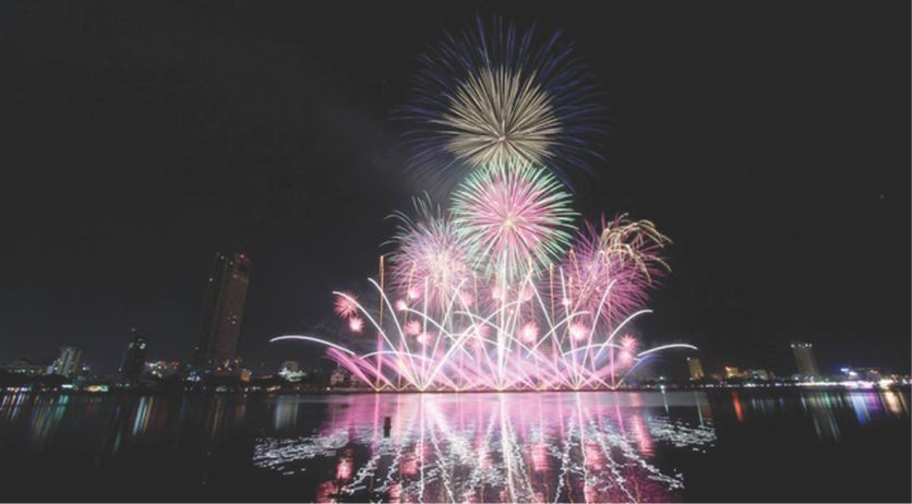 图为 2018年岘港国际烟花盛会曾吸引许多国际游客参加。