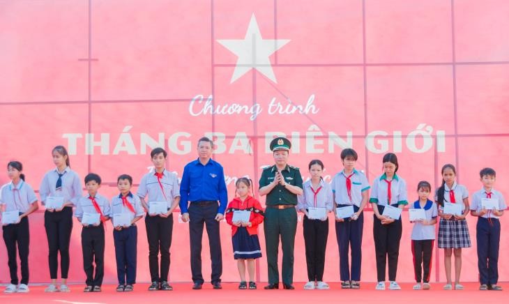 边防部队政治部主任陈文本少将与团中央代表向贫困好学学生赠送礼物。（图：登柒）