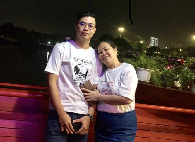 罗金富与母亲合照。